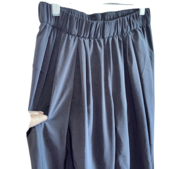 Lululemon Black Lightweight Joggers Ultra light Sz 6 Pockets Running Quick Dry - Picture 5 of 6